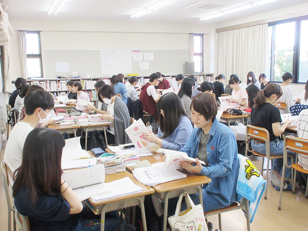看護専門学校の授業の様子